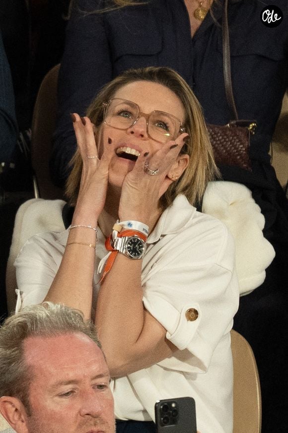 La chanteuse de 44 ans anime une chronique sur la parentalité, le lundi. 

Lorie Pester assiste à la 12e journée de Roland-Garros 2026 au parc Roland-Garros, le 4 juin 2026 à Paris, en France. Photo de Laurent Zabulon/ABACAPRESS.COM