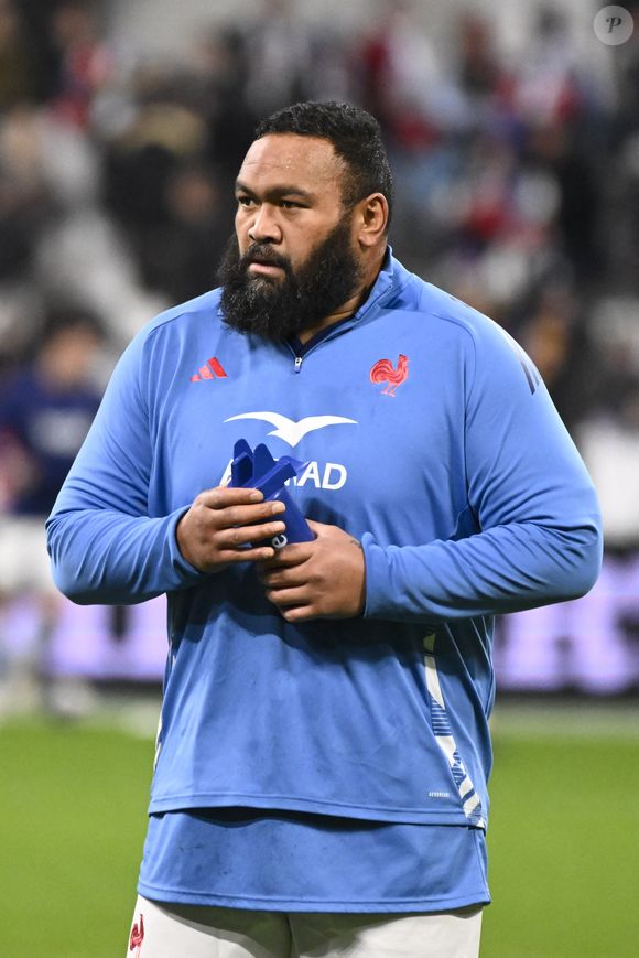 Son état est stable, mais il devra mettre fin à sa carrière sportive.

Uini Atonio s'échauffe avant le match d'automne entre la France et l'Argentine au Stade de France le 22 novembre 2024 à Saint Denis, France.

Agence / Bestimage