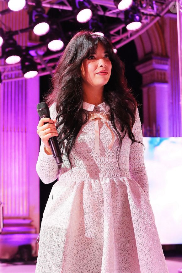Les sources du Parisien évoquent même une tournée internationale en préparation !

Indila - Enregistrement des performances artistiques au flux streaming de la Journée des Assises de la Parité 2021, dans la grande salle des fêtes de la Mairie de Paris. Le 5 mai 2021
