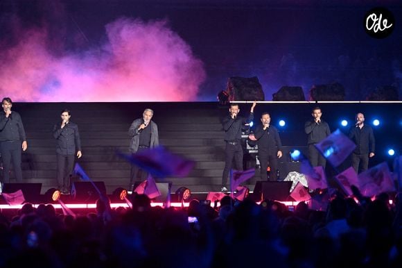 Jean Menconi et les membres de Anta U Popuou Corsu durant Corsu Mezu Mezu, le concert emmené par Patrick Fiori qui a eu lieu au stade Orange Vélodrome à Marseille, le 22 mai 2026, diffusé le 28 août sur France 3.. © Bruno Bebert/Bestimage