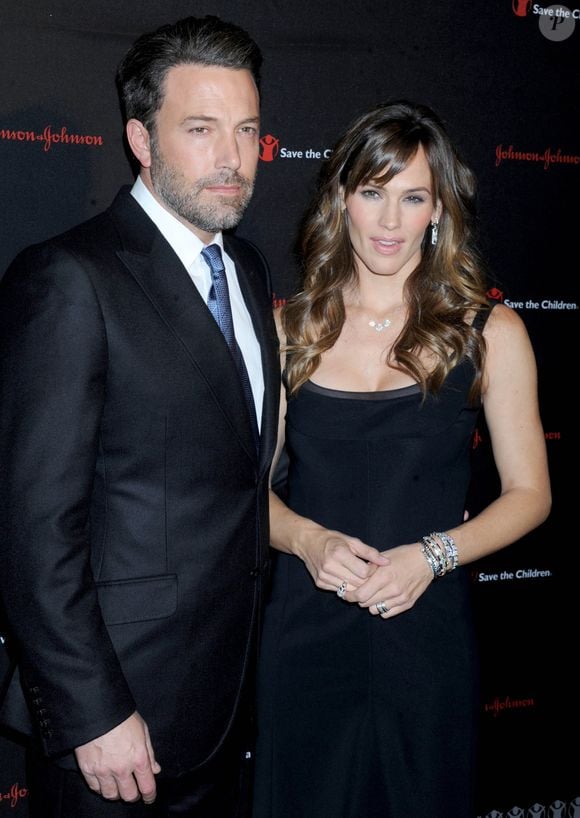 Avant sa relation avec John, Jennifer Garner était mariée à Ben Affleck, avec qui elle partage ses enfants Violet, 19 ans, Fin, 15 ans, et Samuel, 12 ans.

Ben Affleck et sa femme Jennifer Garner lors de la 2e édition de la soirée "Save the Children Illumination Gala" à New York.