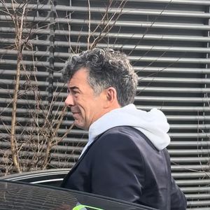 Stéphane Plaza en larmes à la sortie de son procès après avoir été reconnu coupable de "violences habituelles par concubin" et condamné à 12 mois de prison avec sursis, à Paris, France, le 18 février 2025. © Florian Savina/Bestimage
