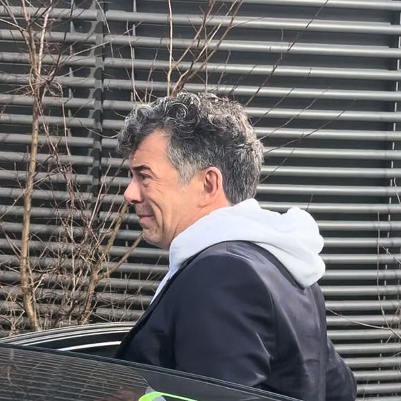Stéphane Plaza en larmes à la sortie de son procès après avoir été reconnu coupable de "violences habituelles par concubin" et condamné à 12 mois de prison avec sursis, à Paris, France, le 18 février 2025. © Florian Savina/Bestimage