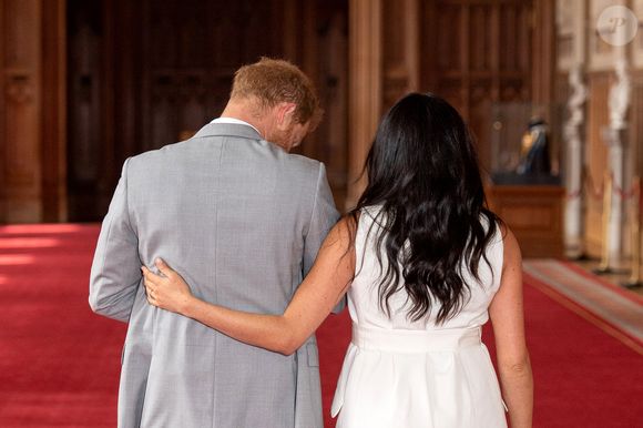Le prince Harry et Meghan Markle, duc et duchesse de Sussex,  présentent leur fils Archie Harrison Mountbatten-Windsor  dans le hall St George au château de Windsor le 8 mai 2019. Photo par AGENCE / BESTIMAGE