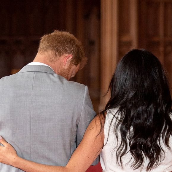 Le prince Harry et Meghan Markle, duc et duchesse de Sussex,  présentent leur fils Archie Harrison Mountbatten-Windsor  dans le hall St George au château de Windsor le 8 mai 2019. Photo par AGENCE / BESTIMAGE