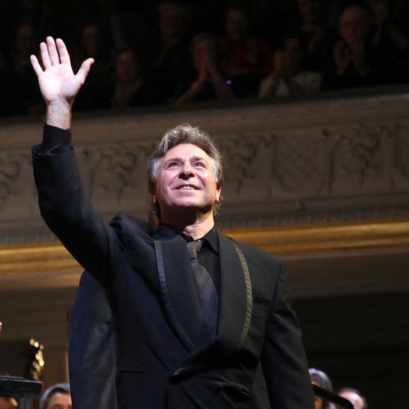 Roberto Alagna remercie le public à la fin de son Concert avec l'Orchestre Colonne à la Salle Gaveau à Paris, le 11 Janvier 2024.

© Bertrand Rindoff / Bestimage