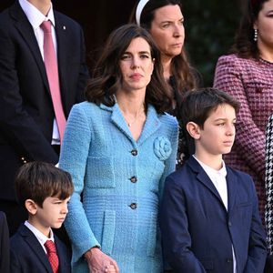 Charlotte Casiraghi et ses fils Balthazar Rassam et Raphael Elmaleh dans la cour du Palais de Monaco lors des célébrations de la Fête Nationale à Monte-Carlo, Monaco le 19 novembre 2024. Photo de Stephane Cardinale/Pool/ABACAPRESS.COM