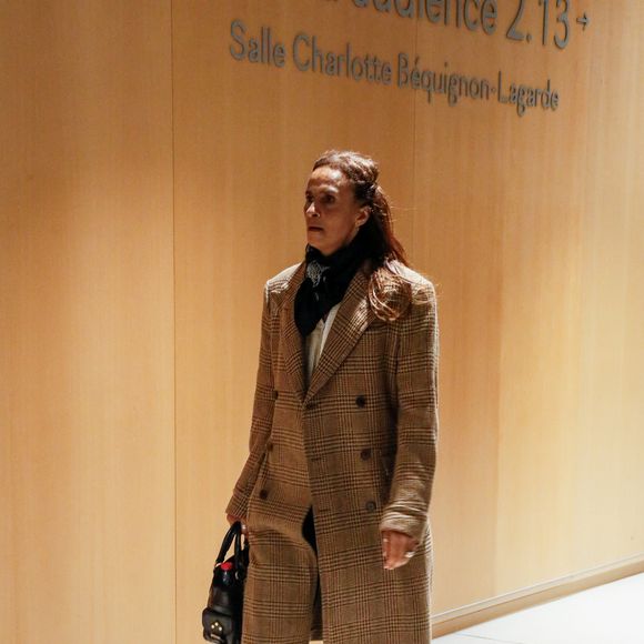 Exclusif - Karine Silla entre par l'entrée "défense" à l'ouverture du procès de Gérard Depardieu pour agressions sexuelles sur deux femmes lors d'un tournage de film en 2021, au tribunal correctionnel de Paris, France, le 24 mars 2025. © Christophe Clovis/Bestimage