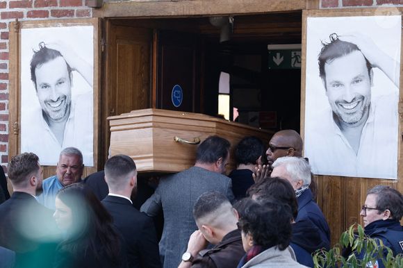Jean Dujardin porte le cercueil - Arrivées aux obsèques de Bruno Salomone en l'église Sainte-Anne de Polangis de Joinville-le-Pont (Val-de-Marne) le 23 mars 2026. © Cyril Moreau Dominique Jacovides / Bestimage