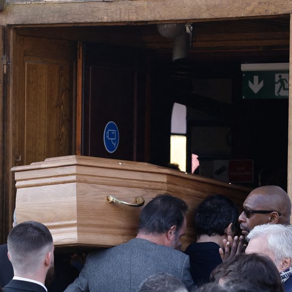 Jean Dujardin porte le cercueil - Arrivées aux obsèques de Bruno Salomone en l'église Sainte-Anne de Polangis de Joinville-le-Pont (Val-de-Marne) le 23 mars 2026. © Cyril Moreau Dominique Jacovides / Bestimage
