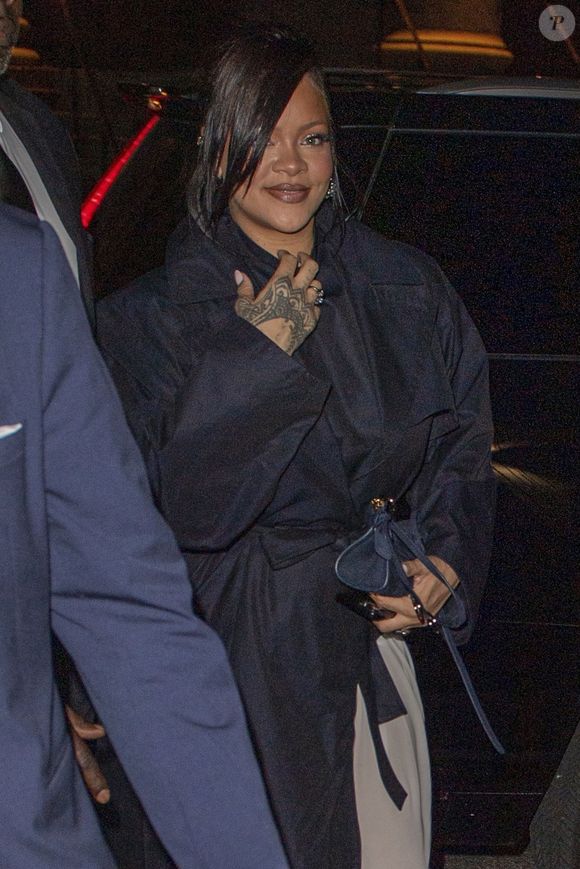 New York, NY – À l’issue des CFDA Fashion Awards 2025, Rihanna et A$AP Rocky ont été aperçus se rendant dîner au restaurant italien haut de gamme ALBA à New York, pour célébrer la victoire de Rocky, qui a reçu le Fashion Icon Award.

Backgrid USA / Bestimage