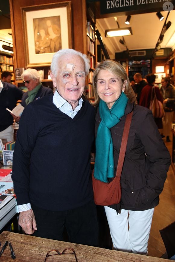 Exclusif - Philippe Labro, blessé après une lourde chute à Europe 1, et sa femme Françoise Labro - Philippe Labro dédicace son livre « Deux gimlets sur la 5ᵉ Avenue » à la Librairie Galignani à Paris, France, le 5 Octobre 2024. 

© Bertrand Rindoff / Bestimage