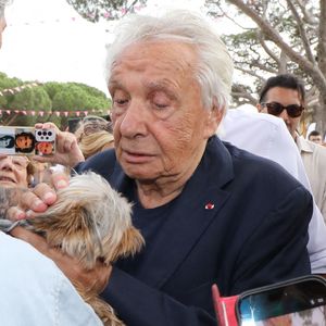 Michel Sardou - Michel Sardou rend hommage à son père en famille lors du premier trophée de pétanque "Fernand Sardou" à Bormes-les-Mimosas le 29 mai 2026. © Franz Chavaroche/Bestimage