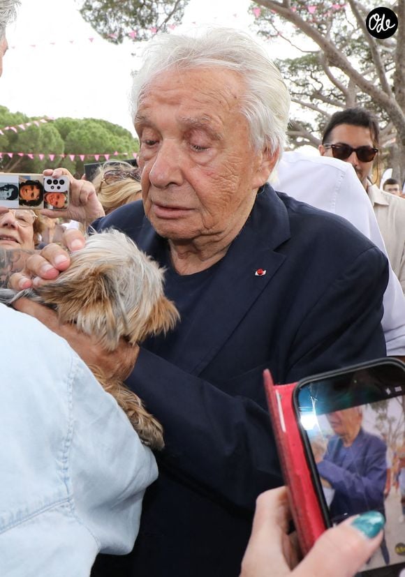 Michel Sardou - Michel Sardou rend hommage à son père en famille lors du premier trophée de pétanque "Fernand Sardou" à Bormes-les-Mimosas le 29 mai 2026. © Franz Chavaroche/Bestimage