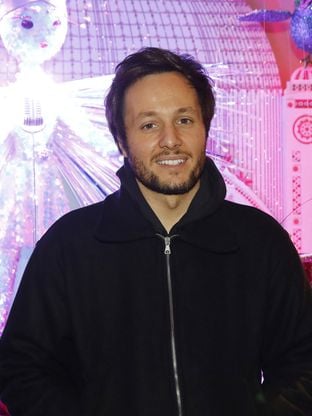 Vianney aidé par Edgar, son fils de 4 ans, pour construire sa cabane