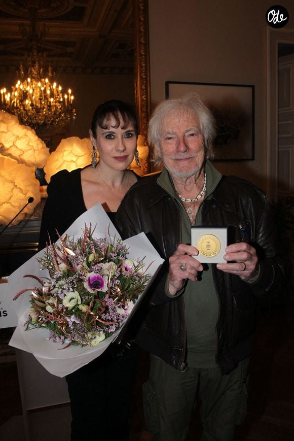 Elle avait également travaillé avec Hugues Aufray sur l’adaptation française du Pénitencier, devenu un grand succès de Johnny Hallyday.

Exclusif - Hugues Aufray et sa femme Murielle - Hugues Aufray reçoit la médaille Grand Vermeil de la ville des mains d'Anne Hidalgo, à l'hôtel de ville de Paris le 18 décembre 2025. © Philippe Baldini/Bestimage