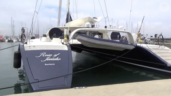Christian Clavier était l'armateur du catamaran Rose Of Jericho qui était loué 35 000 euros pour une semaine de navigation avec l'équipage. Capture YouTube
