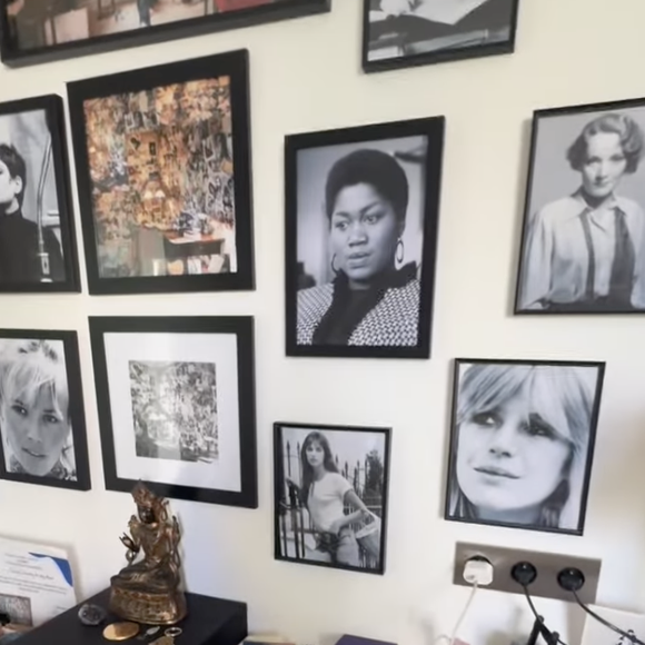 Parmi elles, Jane Birkin, Dalida, Amy Winehouse, Aretha Franklin, Tracy Chapman, Edith Piaf, ou bien encore Grace Kelly, Jackie Kennedy et Audrey Hepburn.

Capture Instagram de Carla Bruni