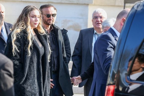 Le veuf Michel Ferracci, Milla Savarese, la fille de la défunte, Daniel Dequenne, le père de la défunte à la sortie des obsèques d'Emilie Dequenne au cimetière Père Lachaise à Paris, France, le 26 mars 2025. © Cyril Moreau/Bestimage