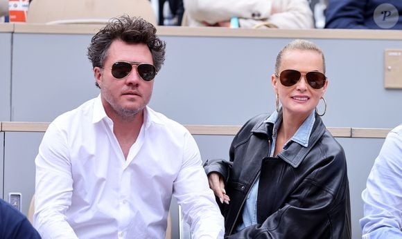 Laeticia Hallyday et son compagnon Frédéric Suant dans les tribunes lors des Internationaux de France de Tennis de Roland Garros 2025. Paris, le 26 mai 2025. © Jacovides-Moreau/Bestimage