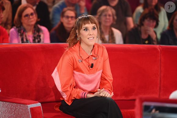 Zaz sera sur le canapé rouge pour parler de sa carrière et de sa popularité internationale.

Exclusif - Zaz lors de l'enregistrement de l'émission Vivement dimanche au studio Rive gauche, présentée par M. Drucker, diffusée sur France 3, le 1er mars 2026, à Paris, France, le 18 février 2026. © Guillaume Gaffiot/Bestimage