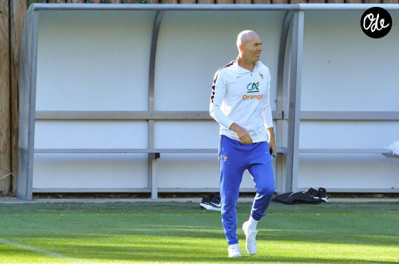 Zinédine Zidane - Entraînement de l'équipe de France en préparation de la Ligue des nations de l'UEFA 2026 au Centre national de Clairefontaine le 21 septembre 2026. © Baptiste Autissier/PsnewZ/Bestimage