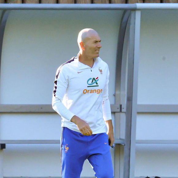 Zinédine Zidane - Entraînement de l'équipe de France en préparation de la Ligue des nations de l'UEFA 2026 au Centre national de Clairefontaine le 21 septembre 2026. © Baptiste Autissier/PsnewZ/Bestimage