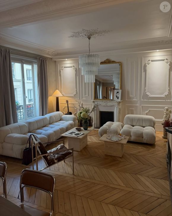 Lythan Cottaz, fils du pilote Didier Cottaz, présente son superbe appartement parisien.