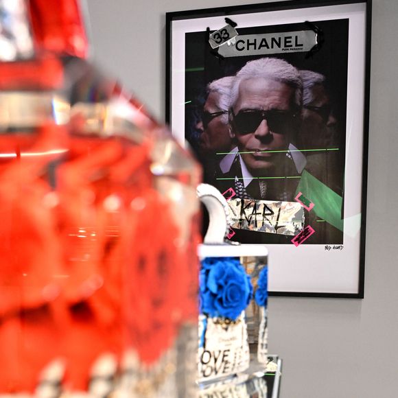 Exclusif -  Fred Allard, l'artiste contemporain niçois, et Jean-Roch, la star des nuits parisiennes et tropéziennes, ont rendu hommage à Karl Lagerfeld en présentant à Nice, le 14 novembre 2024. © Bruno Bebert / Bestimage