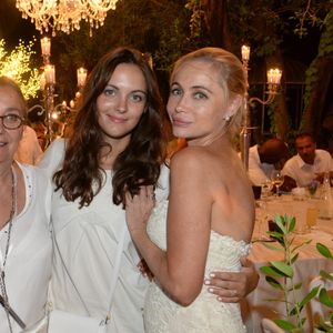 Emmanuelle Béart a eu le bonheur de se retrouver avec ses trois enfants et n’a pas manqué de partager la photo de ce joli moment.


Exclusif - Emmanuelle Béart avec sa maman Geneviève Galéa et sa fille Nelly Auteuil - 20ème édition de la soirée Blanche aux Moulins de Ramatuelle à Saint-Tropez le 12 juillet 2015. Le chef Christophe Leroy a donc mis les petits plats dans les grands pour cette mythique soirée dont la marraine était Emmanuelle Béart.
© Rachid Bellak / LMS / Bestimage