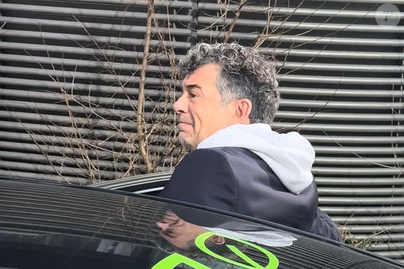 Stéphane Plaza en larmes à la sortie de son procès après avoir été reconnu coupable de "violences habituelles par concubin" et condamné à 12 mois de prison avec sursis, à Paris, France, le 18 février 2025. © Florian Savina/Bestimage