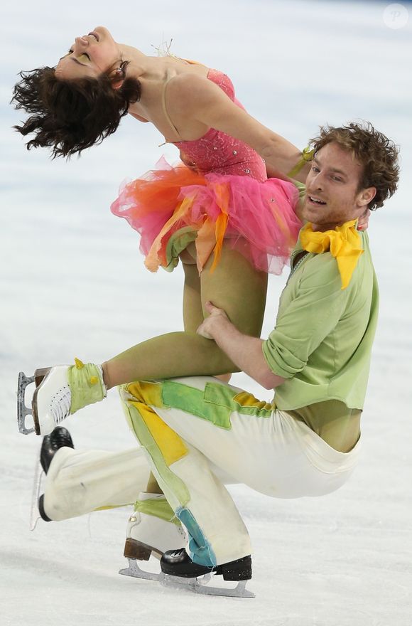 Le couple de patineurs français Nathalie Pechalat et Fabian Bourzat lors de leur programme libre de danse au Iceberg Place Skating pendant les Jeux Olympiques d'Hiver de Sotchi, le 18 février 2014.