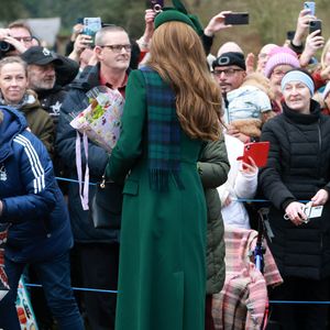 Comme l'a rappelé "Hello", d'après le protocole royal, certains présents ne peuvent être conservés, même s'ils sont acceptés avec courtoisie : ils peuvent être soit conservés dans la collection royale, soit être exposés.

Catherine (Kate) Middleton, princesse de Galles - La famille royale britannique se rend à la messe de Noël à Sandringham le 25 décembre 2024.