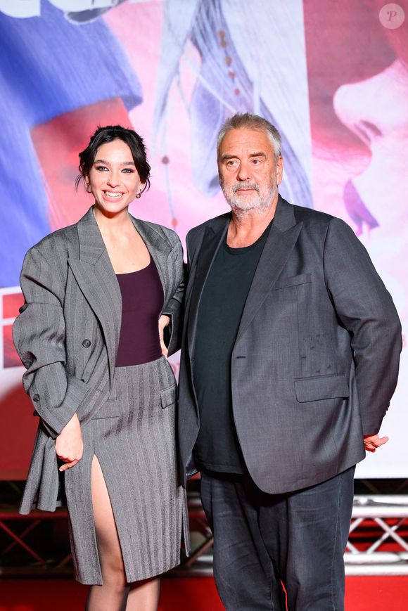 Matilda De Angelis et Luc Besson sur le tapis rouge avant la présentation du film Dracula du réalisateur Luc Besson. Sur la photo, Matilda De Angelis et Luc Besson à Lucques, Italie, le 29 octobre 2025. Photo par Stefano Dalle Luche/Avalon/ABACAPRESS.COM