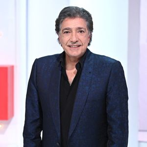 Et de compléter : Je pensais partir en petit comité et nous nous sommes finalement retrouvés à douze ! La première chose que j'ai faite en descendant de l'avion, c'était de toucher le sol, comme le pape François (rires). C'est un vrai retour aux sources".

Exclusif - Frédéric Francois - Enregistrement de l'émission Vivement dimanche au studio Gabriel, presentée par Michel Drucker et diffusée le 20 mars 2022 sur France 2. © Guillaume Gaffiot / Bestimage