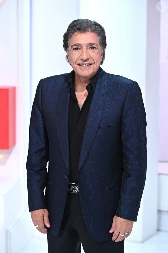 Et de compléter : Je pensais partir en petit comité et nous nous sommes finalement retrouvés à douze ! La première chose que j'ai faite en descendant de l'avion, c'était de toucher le sol, comme le pape François (rires). C'est un vrai retour aux sources".

Exclusif - Frédéric Francois - Enregistrement de l'émission Vivement dimanche au studio Gabriel, presentée par Michel Drucker et diffusée le 20 mars 2022 sur France 2. © Guillaume Gaffiot / Bestimage