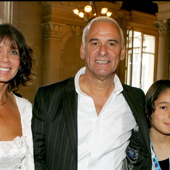 Michel et Stéphanie Fugain - Mariage de Mimie Mathy et Benoist Gérard à la mairie de Neuilly sur Seine.