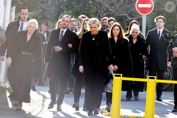 Marine Le Pen, sa soeur Marie-Caroline, Mathilde Chauffroy (fille de Marine Le Pen) et son mari Matthieu Parent, Nolwenn Olivier (fille de Marie-Caroline), Pierrette Le Pen et son petit-fils et les autres membres du clan Le Pen - Arrivées des membres de la famille Le Pen aux obsèques de Jean-Marie Le Pen en l'église Saint-Joseph à la Trinité-sur-Mer  le 11 juillet 2025. © Dominique Jacovides / Guillaume Collet / Bestimage