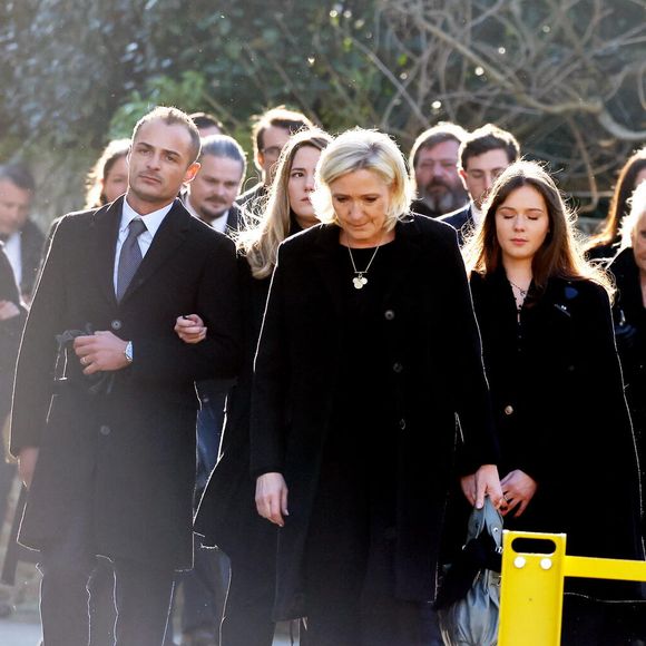 Marine Le Pen, sa soeur Marie-Caroline, Mathilde Chauffroy (fille de Marine Le Pen) et son mari Matthieu Parent, Nolwenn Olivier (fille de Marie-Caroline), Pierrette Le Pen et son petit-fils et les autres membres du clan Le Pen - Arrivées des membres de la famille Le Pen aux obsèques de Jean-Marie Le Pen en l'église Saint-Joseph à la Trinité-sur-Mer  le 11 juillet 2025. © Dominique Jacovides / Guillaume Collet / Bestimage