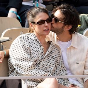 Pierre Niney, sa compagne Natasha Andrews en tribunes lors de la finale messieurs des Internationaux de France de Tennis de Roland Garros 2025 (jour 15), à Paris, France, le 8 juin 2025. © Cyril Moreau/Bestimage