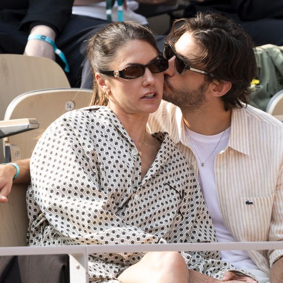 Pierre Niney, sa compagne Natasha Andrews en tribunes lors de la finale messieurs des Internationaux de France de Tennis de Roland Garros 2025 (jour 15), à Paris, France, le 8 juin 2025. © Cyril Moreau/Bestimage