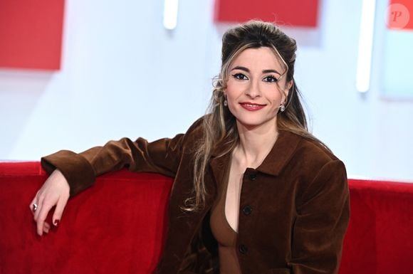 Exclusif - la chanteuse Vernis rouge ( Manon Debs ) - Enregistrement de l'émission Vivement dimanche consacrée à l'équipe du Splendid au studio Rive Gauche, présentée par M.Drucker, diffusée le 23 février 2025 sur France 3.
© Guillaume Gaffiot / Bestimage