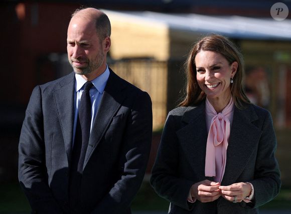 Le prince et la princesse de Galles visitent l'école primaire de Churchtown pour montrer leur soutien continu à la communauté de Southport après l'attaque de juillet 2024, au cours de laquelle trois filles, Alice da Silva Aguiar, Bebe King et Elsie Dot Stancombe, ont été tragiquement tuées lors d'un cours de danse à Southport, Merseyside, Royaume-Uni, le 23 septembre 2025. ©  Phil Noble/WPA-Pool