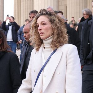 Interrogée par la journaliste sur l’éventualité d’un hommage au stade Vélodrome, elle répond avec prudence : "Je ne sais pas encore, je n’ai pas d’informations à ce sujet pour le moment."

Olivia Courbis (fille de R.Courbis) - Sorties de la cérémonie religieuse en hommage à Rolland Courbis en l'église de la Madeleine à Paris, France, le 14 janvier 2026. © Jacovides-Moreau/Bestimage