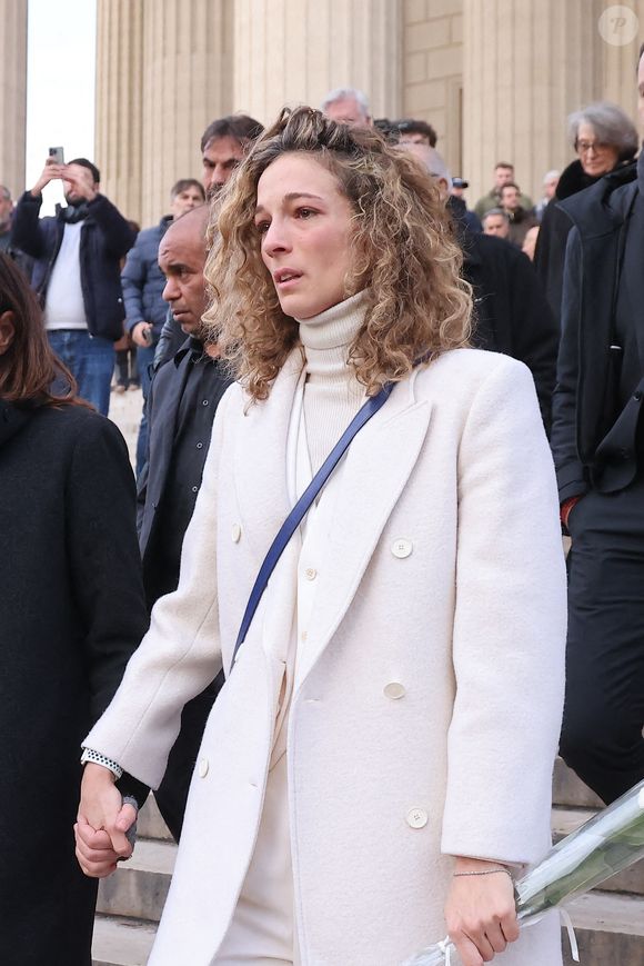 Interrogée par la journaliste sur l’éventualité d’un hommage au stade Vélodrome, elle répond avec prudence : "Je ne sais pas encore, je n’ai pas d’informations à ce sujet pour le moment."

Olivia Courbis (fille de R.Courbis) - Sorties de la cérémonie religieuse en hommage à Rolland Courbis en l'église de la Madeleine à Paris, France, le 14 janvier 2026. © Jacovides-Moreau/Bestimage