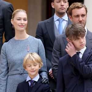 Pierre Casiraghi, Beatrice Borromeo, leurs enfants Stefano et Francesco, Charlotte Casiraghi et ses enfants Raphaël Elmaleh, Balthazar Rassam - La famille princière monégasque dans la cour d'honneur du palais lors de la la fête nationale à Monaco le 19 novembre 2025. © Dominique Jacovides - Bruno Bebert / Bestimage