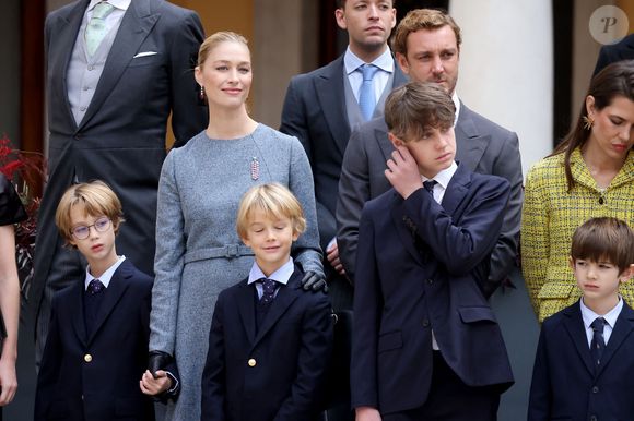 Pierre Casiraghi, Beatrice Borromeo, leurs enfants Stefano et Francesco, Charlotte Casiraghi et ses enfants Raphaël Elmaleh, Balthazar Rassam - La famille princière monégasque dans la cour d'honneur du palais lors de la la fête nationale à Monaco le 19 novembre 2025. © Dominique Jacovides - Bruno Bebert / Bestimage