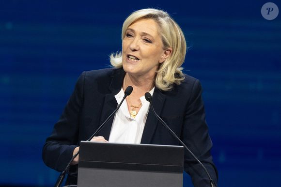 Si elle présente souvent une image de défenseuse des classes populaires, sa situation financière est loin d’être modeste. 

Marine Le Pen, leader du Rassemblement National, prend la parole lors du sommet des Patriotes à l'hôtel Marriott Auditorium, le 8 février 2025, à Madrid (Espagne). Vox a organisé à Madrid un sommet des "Patriotes", une formation qui regroupe les partis politiques du groupe homonyme au Parlement européen. La réunion se tiendra les 7 et 8 février et rassemblera certains des dirigeants de l'extrême droite européenne. © Ricardo Rubio / Europa Press
