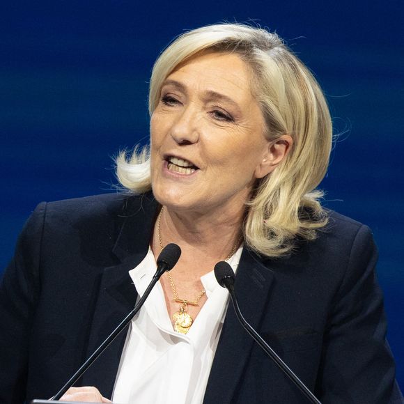 Si elle présente souvent une image de défenseuse des classes populaires, sa situation financière est loin d’être modeste. 

Marine Le Pen, leader du Rassemblement National, prend la parole lors du sommet des Patriotes à l'hôtel Marriott Auditorium, le 8 février 2025, à Madrid (Espagne). Vox a organisé à Madrid un sommet des "Patriotes", une formation qui regroupe les partis politiques du groupe homonyme au Parlement européen. La réunion se tiendra les 7 et 8 février et rassemblera certains des dirigeants de l'extrême droite européenne. © Ricardo Rubio / Europa Press