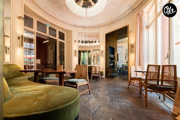 Installé dans un somptueux hôtel particulier Art nouveau du IXe arrondissement, BB Blanche marie gastronomie et décor théâtral au cœur d'une adresse historique réinventée avec élégance.